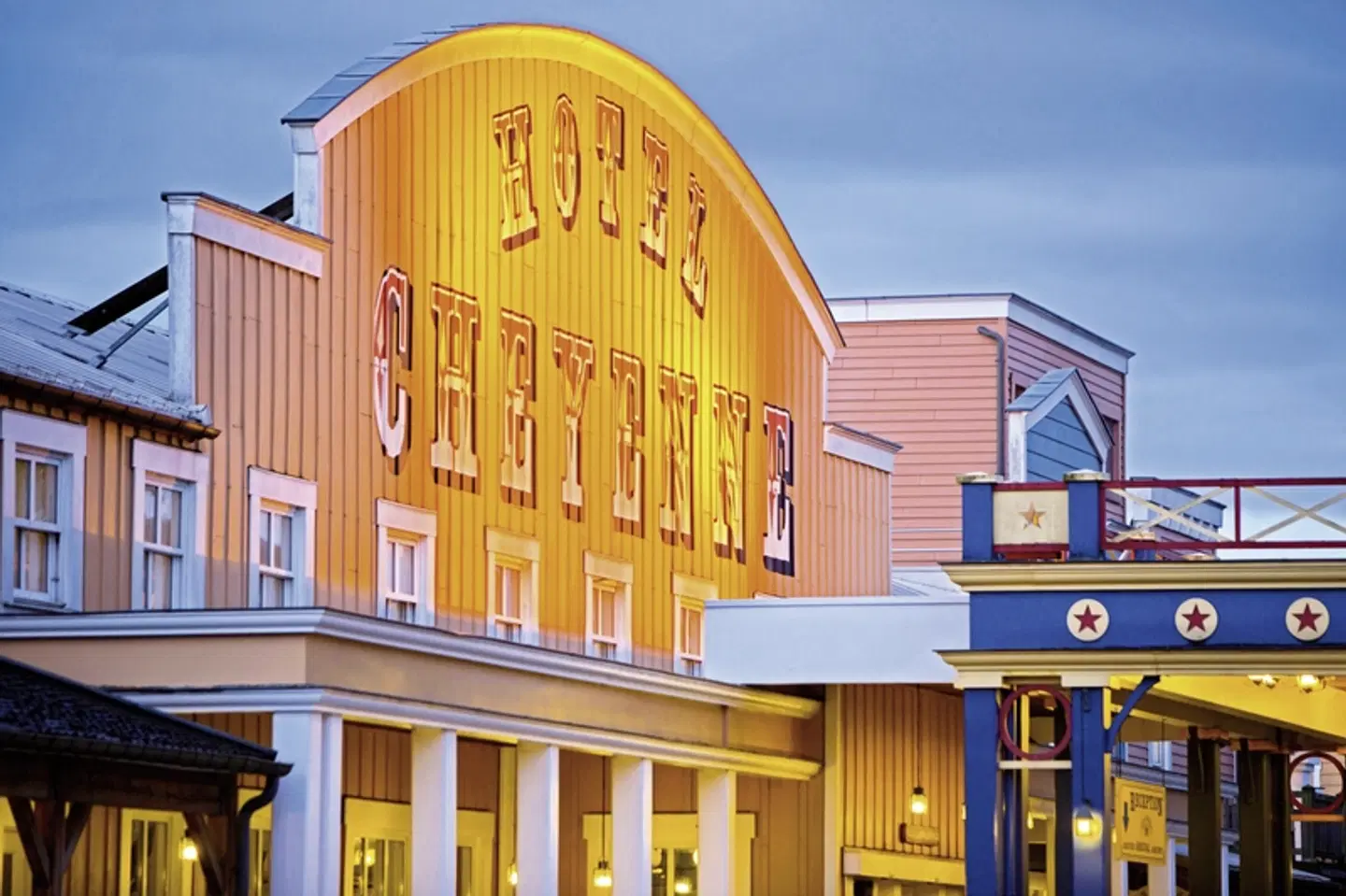Disney Hotel Cheyenne EXTERIOR