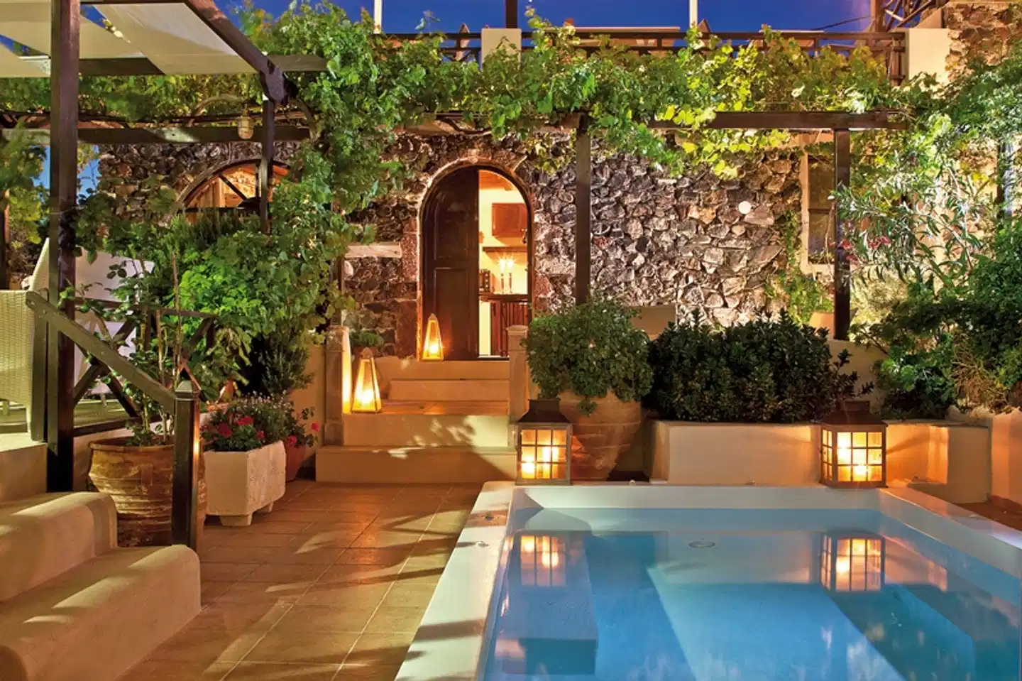 Lava Suites & Lounge Aussenansicht