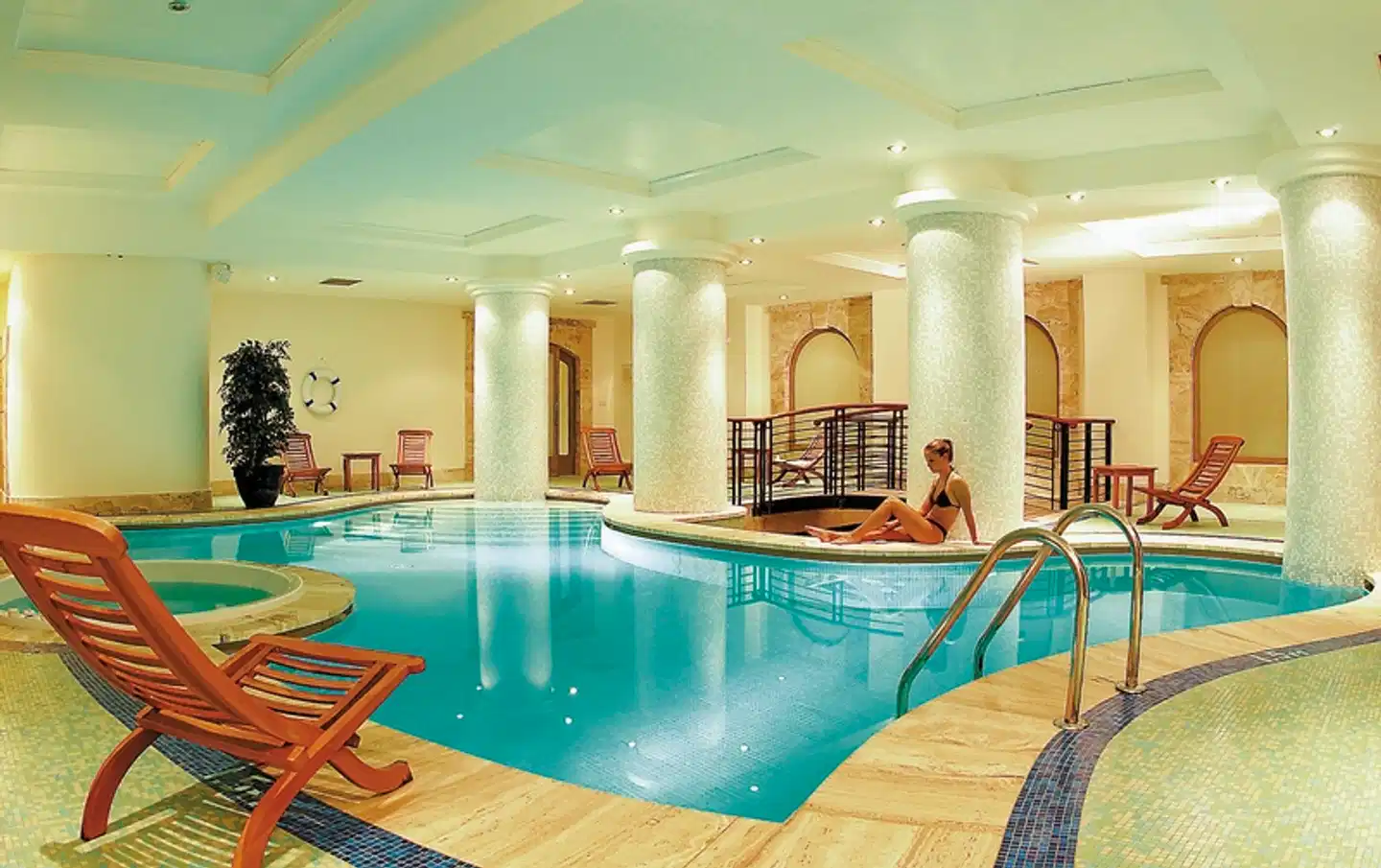 Maritim Antonine Hotel & Spa Hallenbad