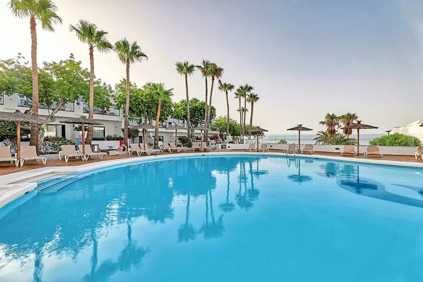 THB Flora OUTDOOR_POOL