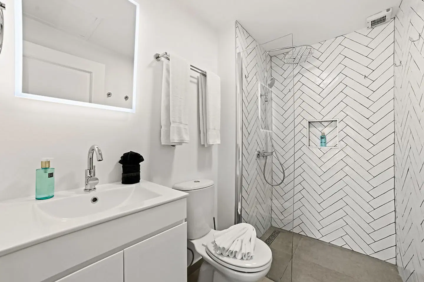 The Bellafonte Luxury Oceanfront Hotel Badezimmer