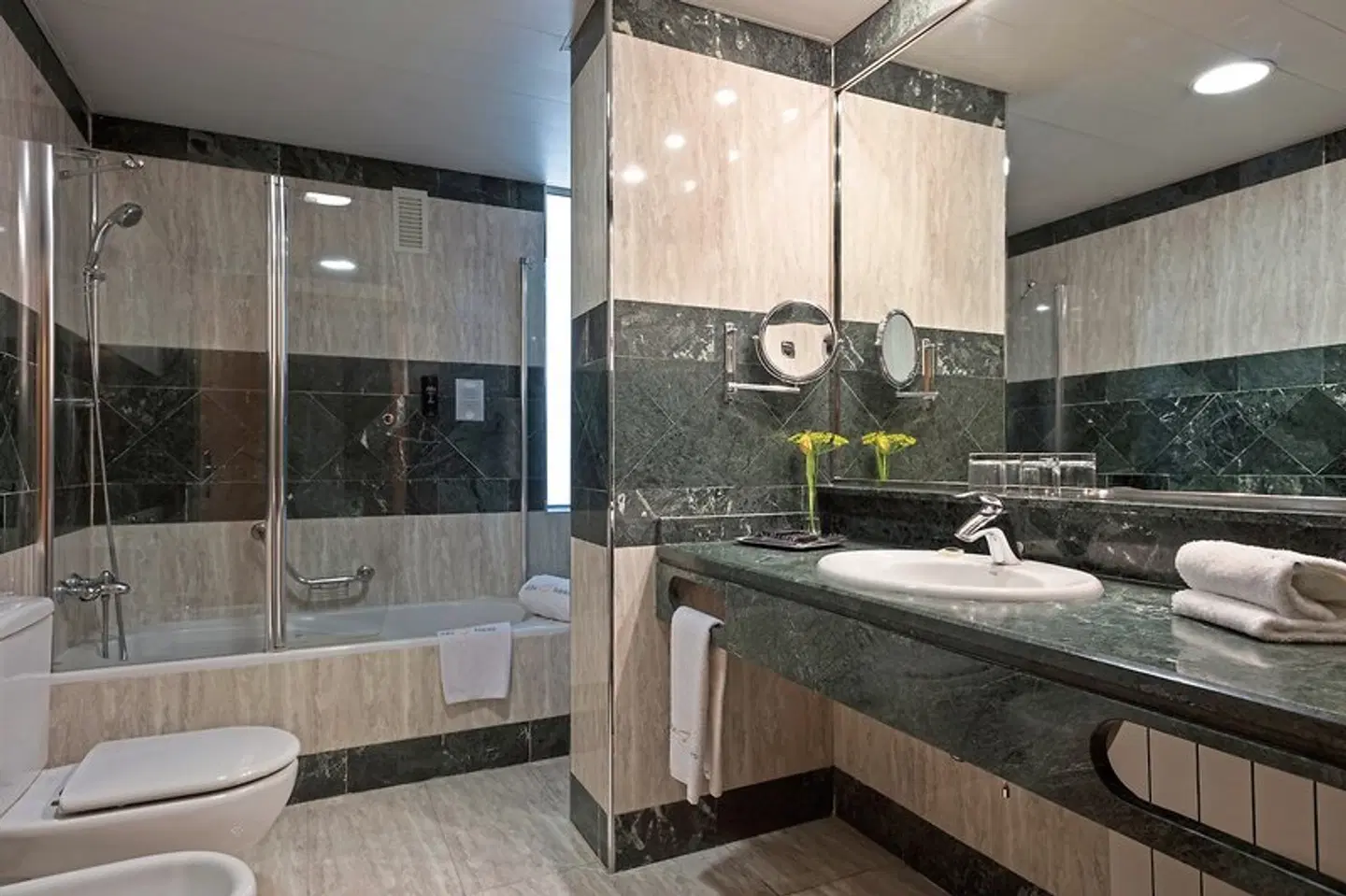Abba Sants Hotel Badezimmer
