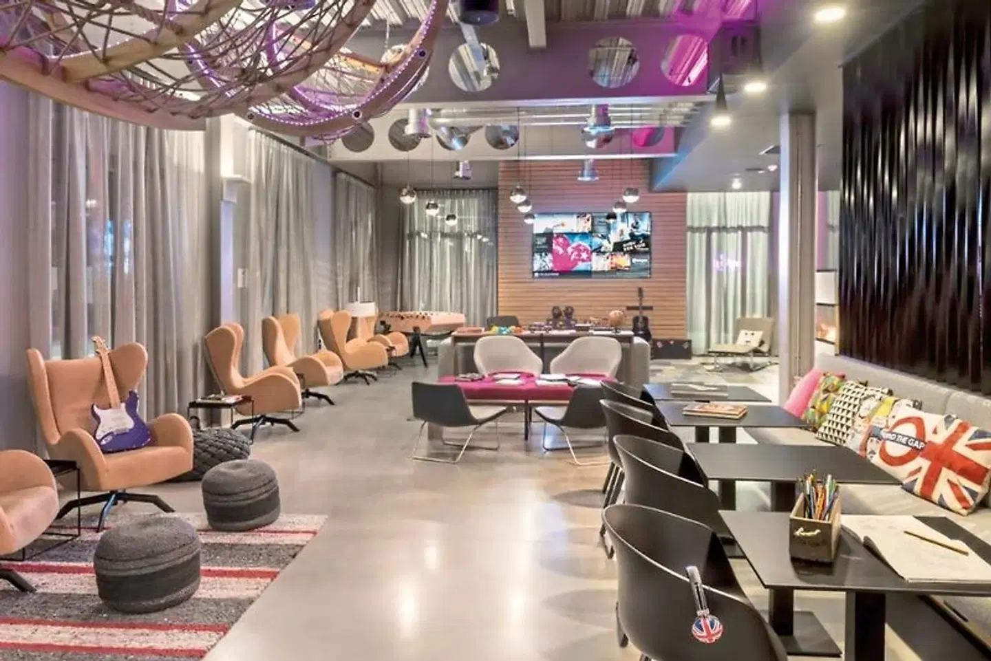 Moxy London Excel LOUNGE_LOBBY