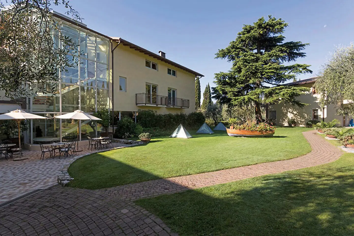 Maximilian EXTERIOR