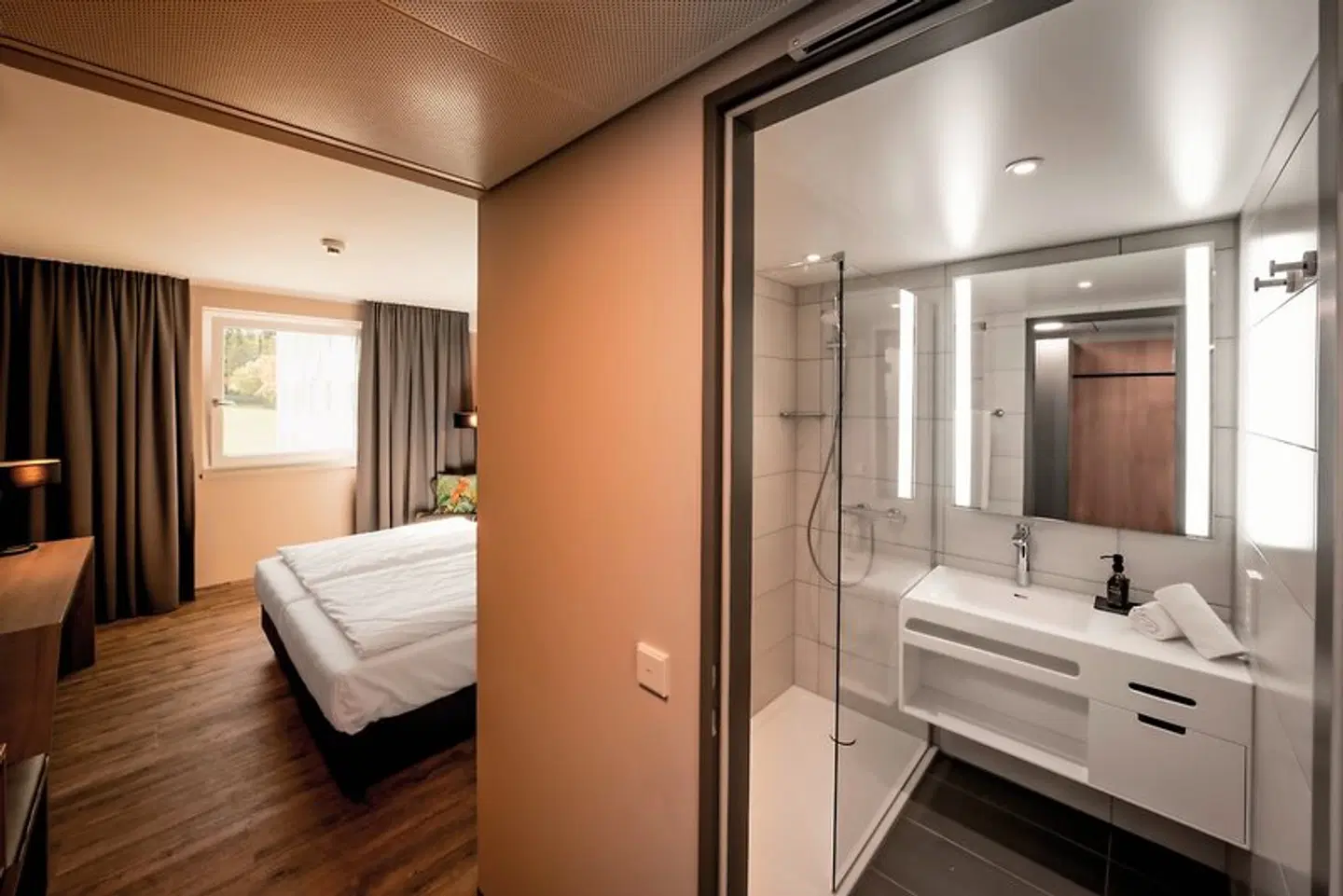 LOGINN Hotel Stuttgart Zuffenhausen ROOM_EXAMPLE
