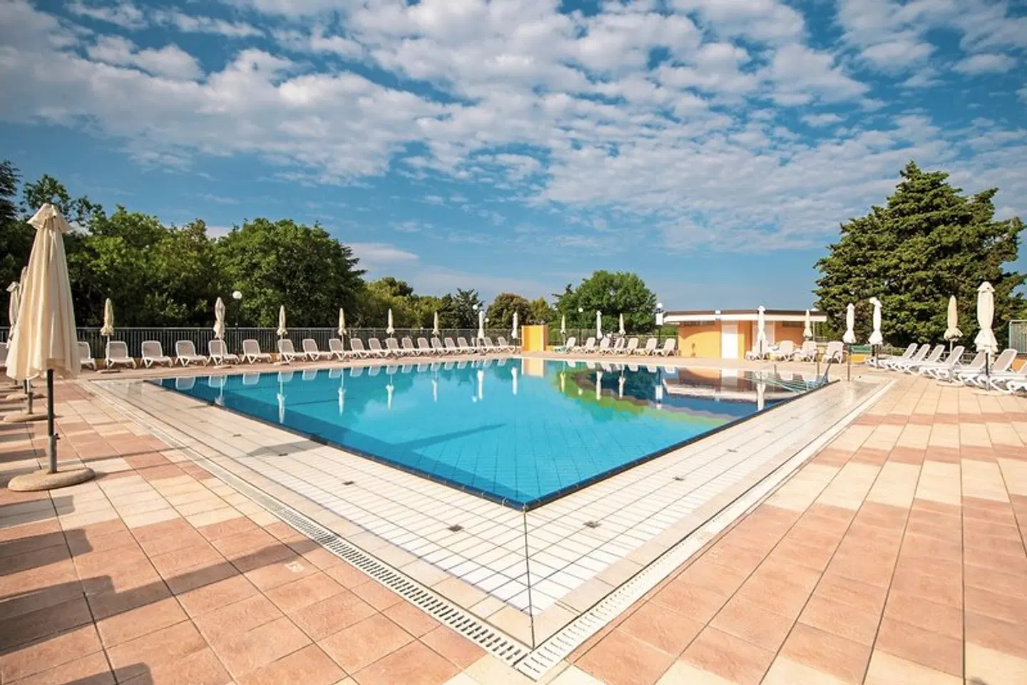 Arena Hotel Holiday OUTDOOR_POOL