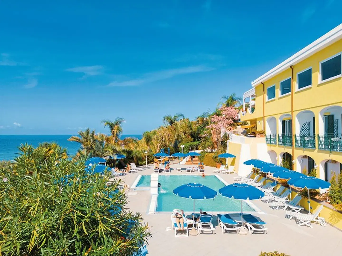 Capizzo OUTDOOR_POOL