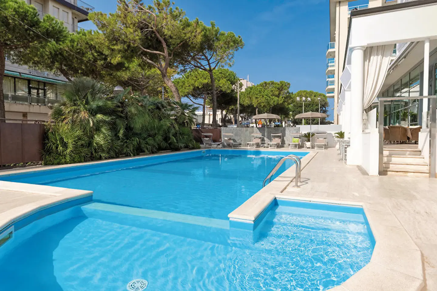 Continental OUTDOOR_POOL