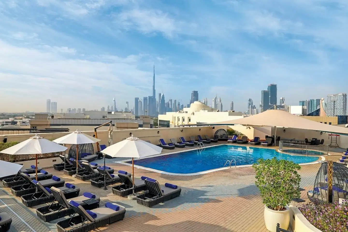 Mövenpick Hotel & Apartments Bur Dubai OUTDOOR_POOL