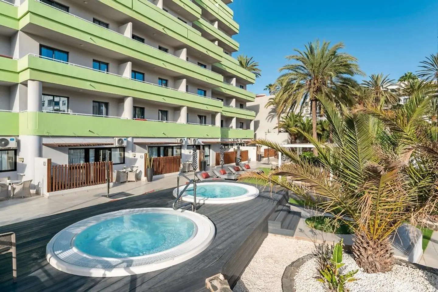 LIVVO Anamar Suites OUTDOOR_POOL