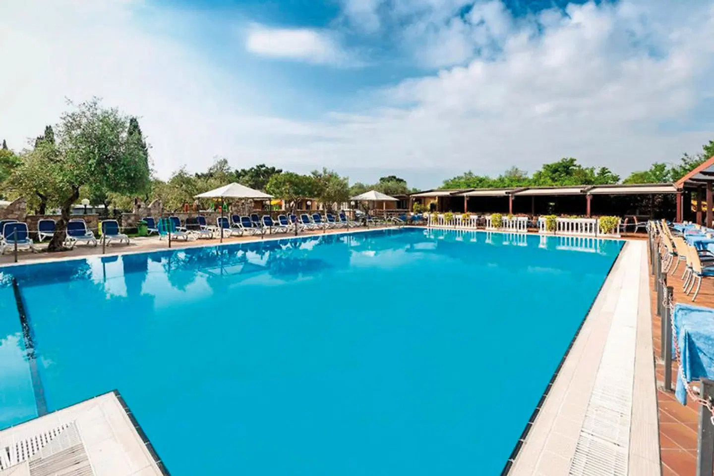 Regina Del Garda Suite OUTDOOR_POOL