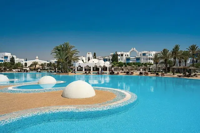 The Mirage Resort & Spa OUTDOOR_POOL