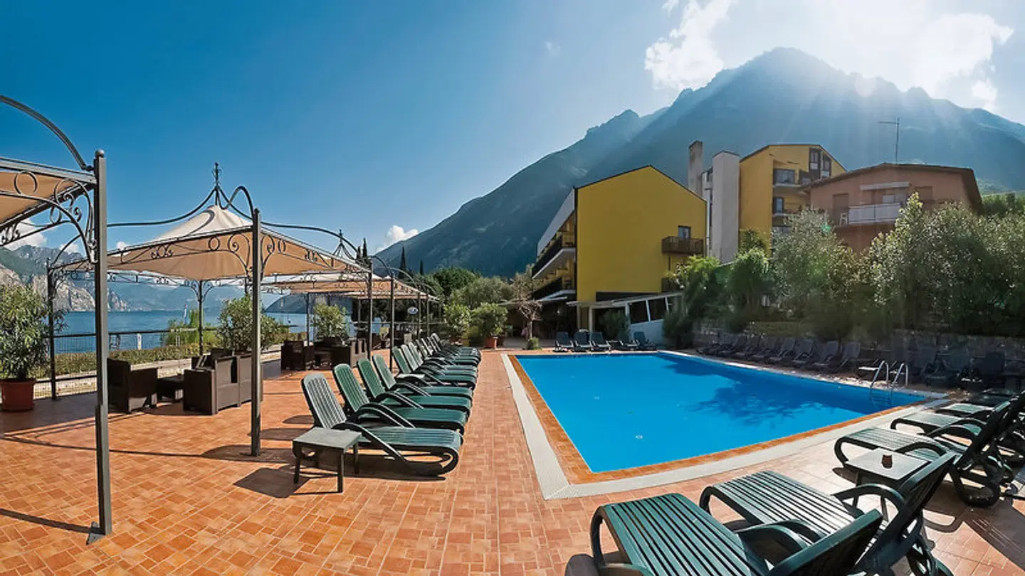 Sole Malcesine OUTDOOR_POOL
