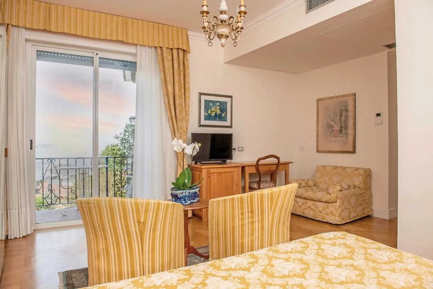 Royal ROOM_EXAMPLE