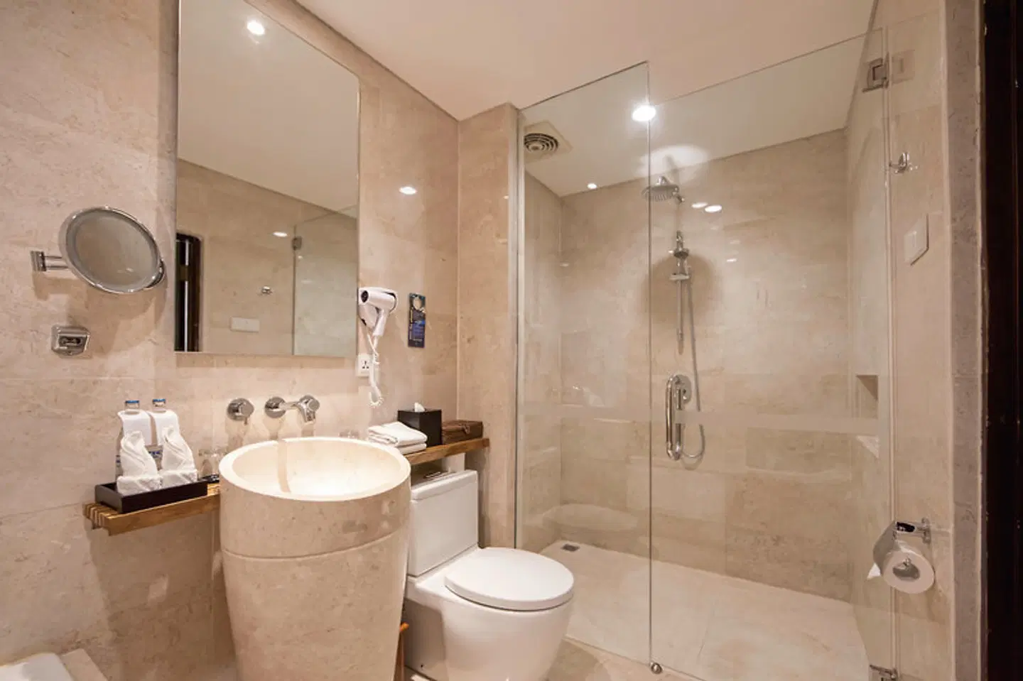 Legian Beach Hotel Badezimmer