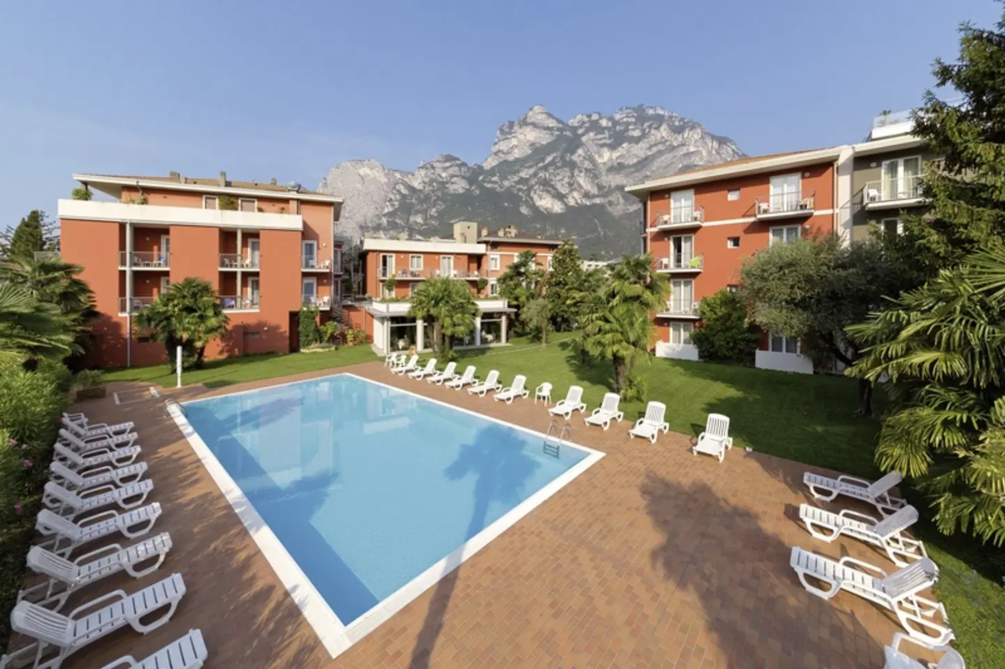 Brione OUTDOOR_POOL