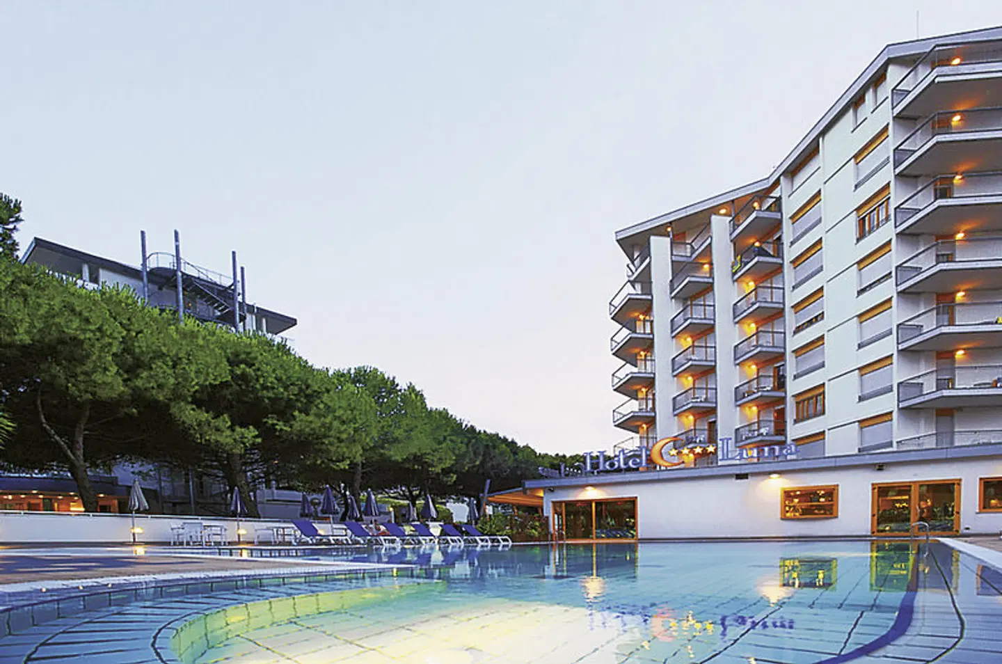 Luna OUTDOOR_POOL