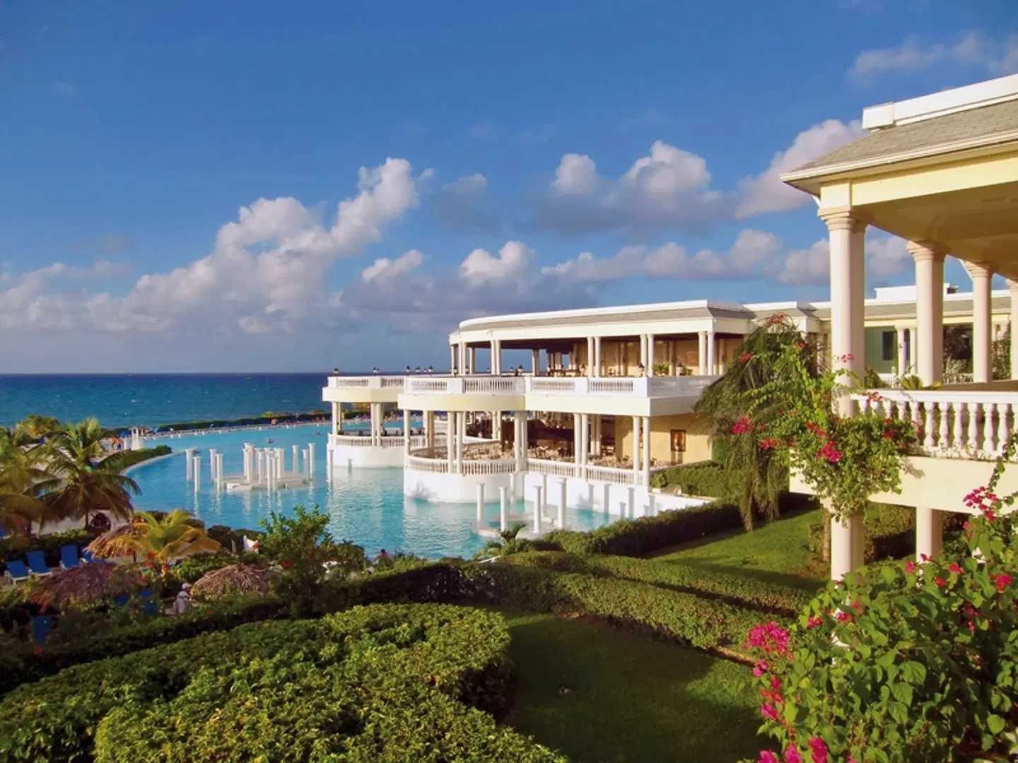 Grand Palladium Lady Hamilton Resort & Spa EXTERIOR