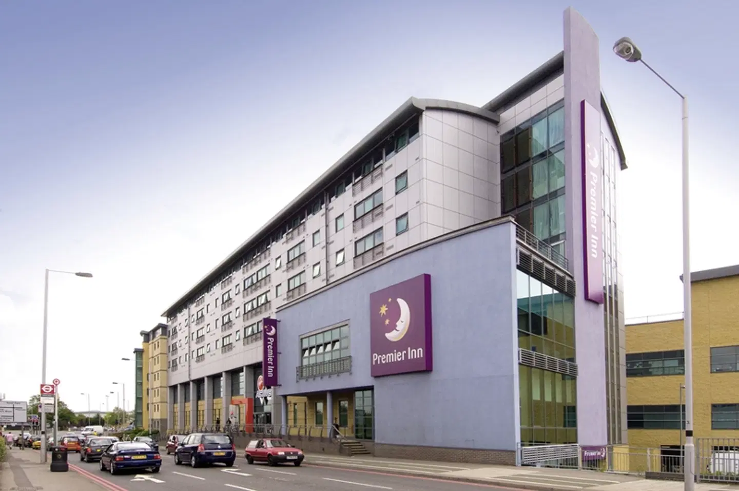 Premier Inn Wimbledon South EXTERIOR