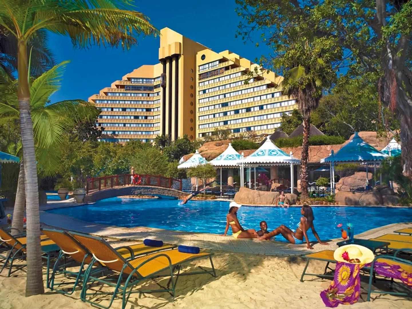 The Cascades Hotel EXTERIOR