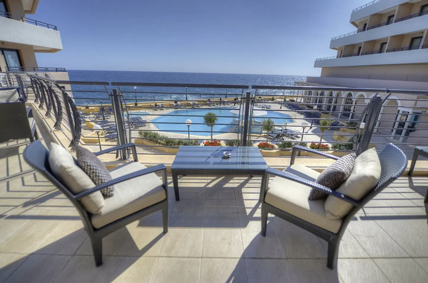 Radisson Blu Resort St. Julian's Terrasse