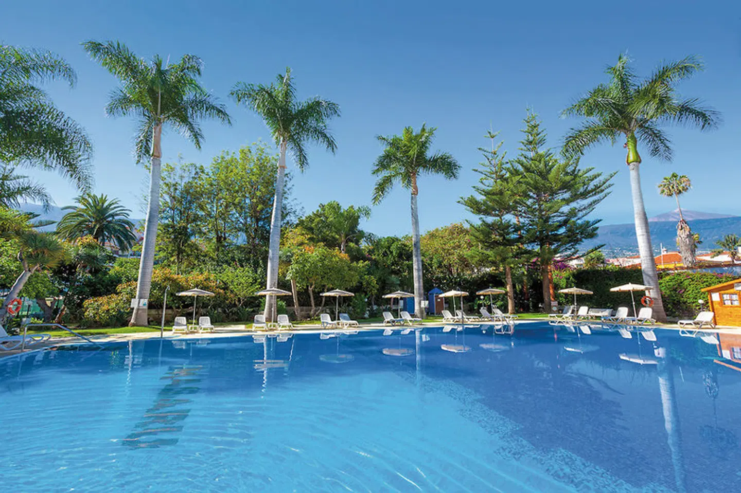 Apartamentos Masaru OUTDOOR_POOL