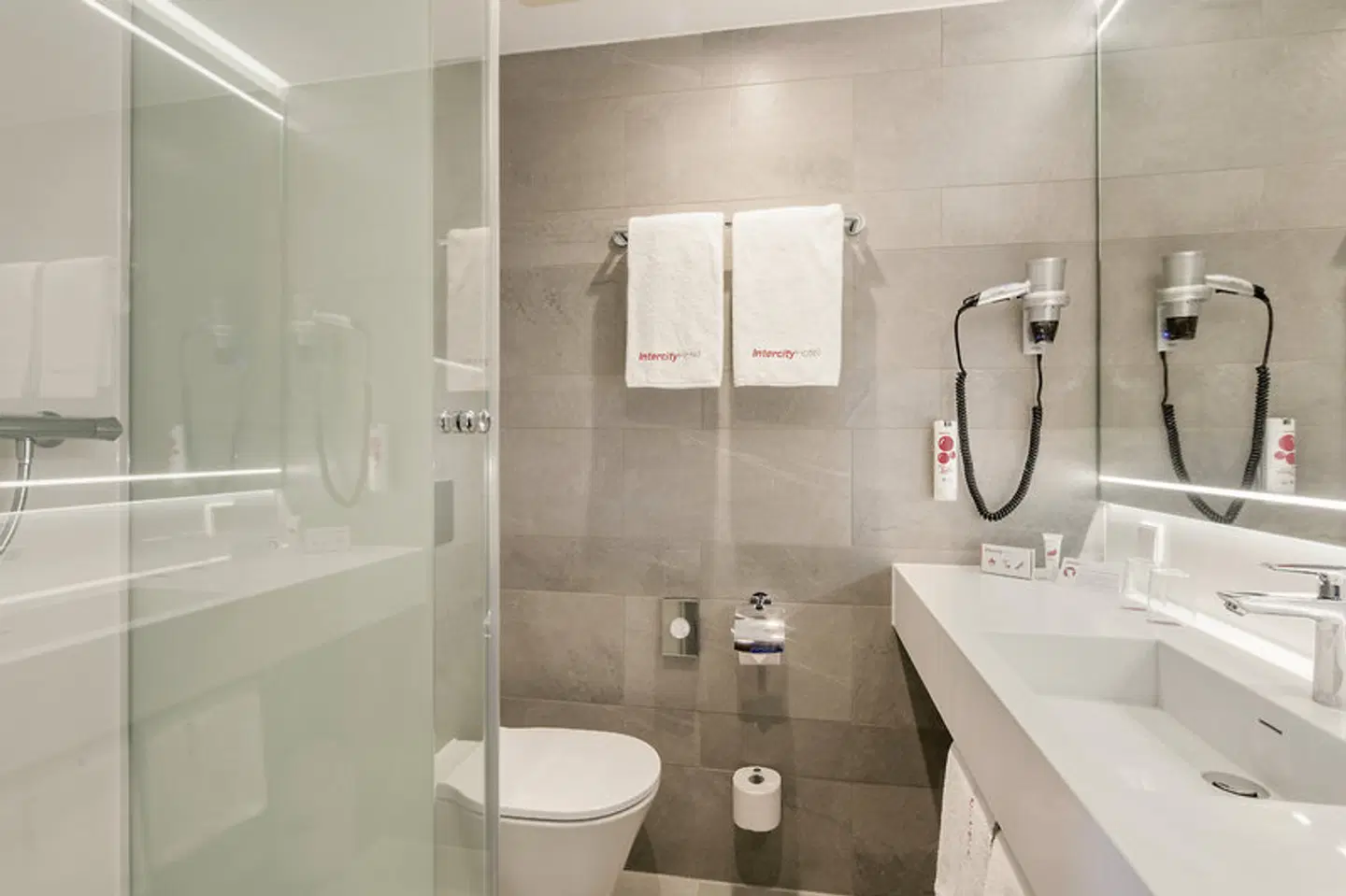 IntercityHotel Hamburg Hauptbahnhof Badezimmer