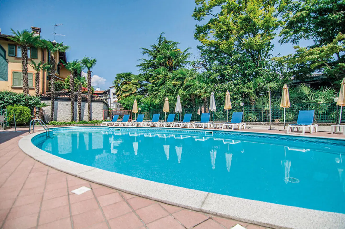 Flora OUTDOOR_POOL