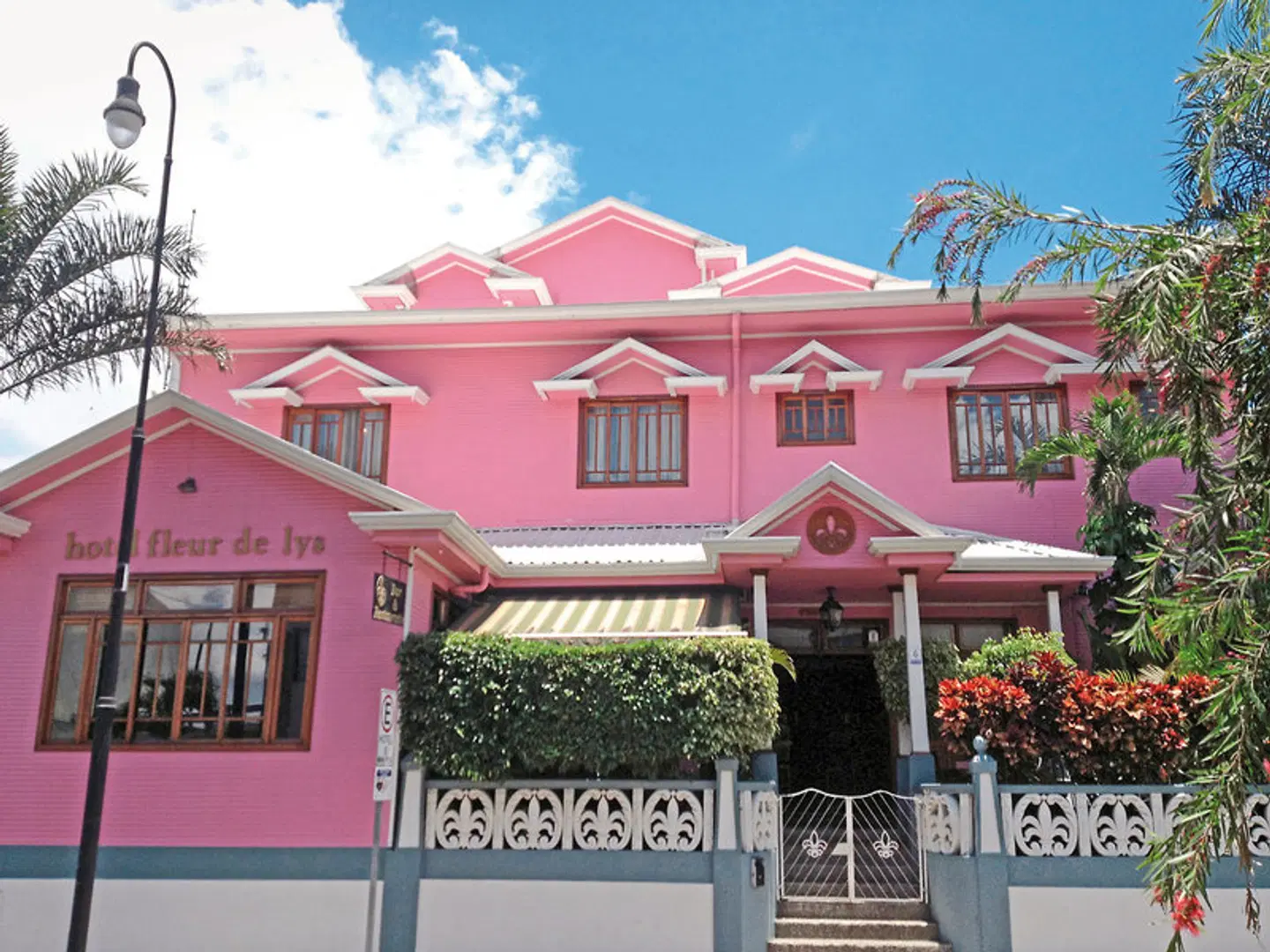 Fleur de Lys EXTERIOR