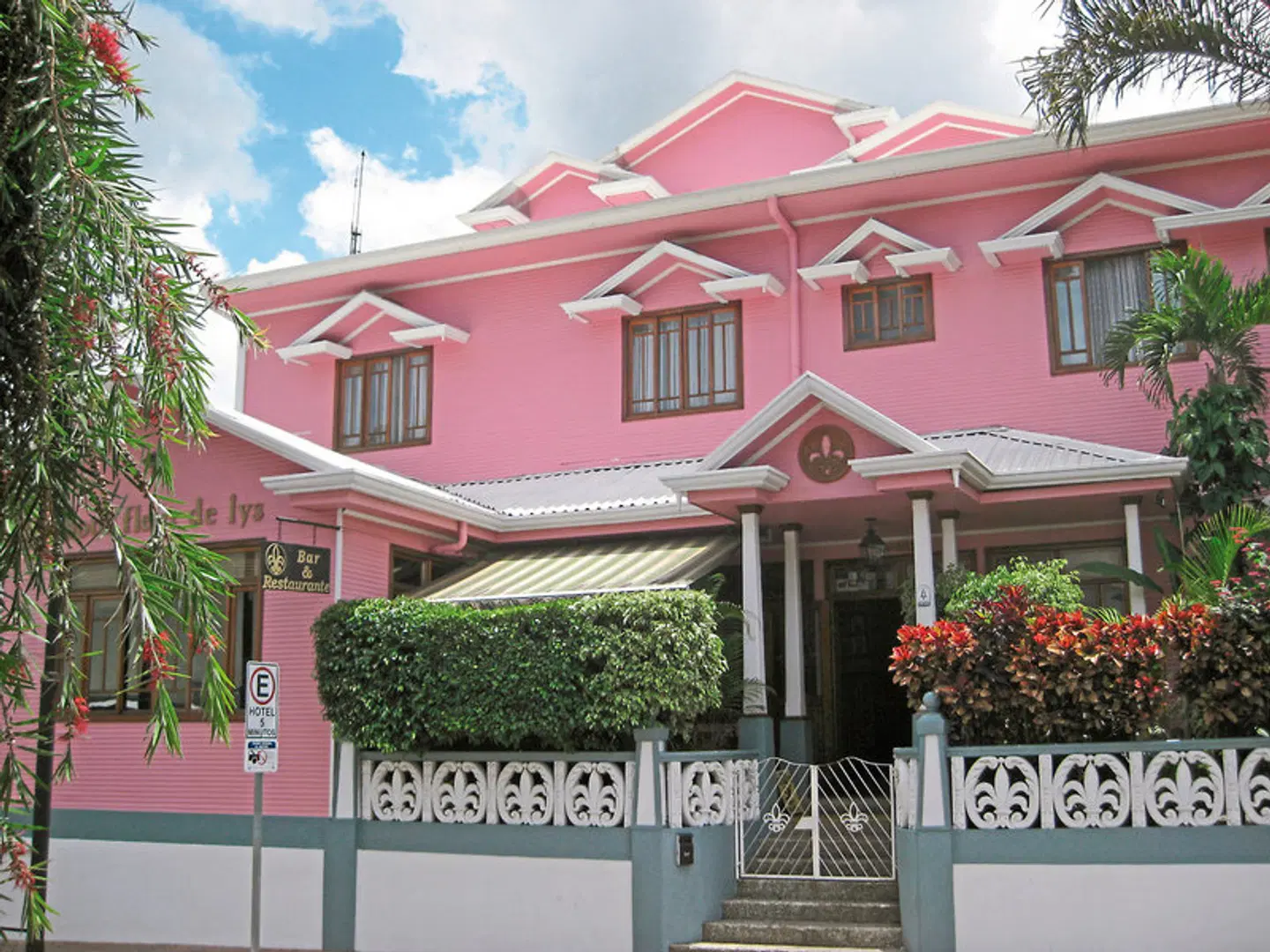 Fleur de Lys EXTERIOR