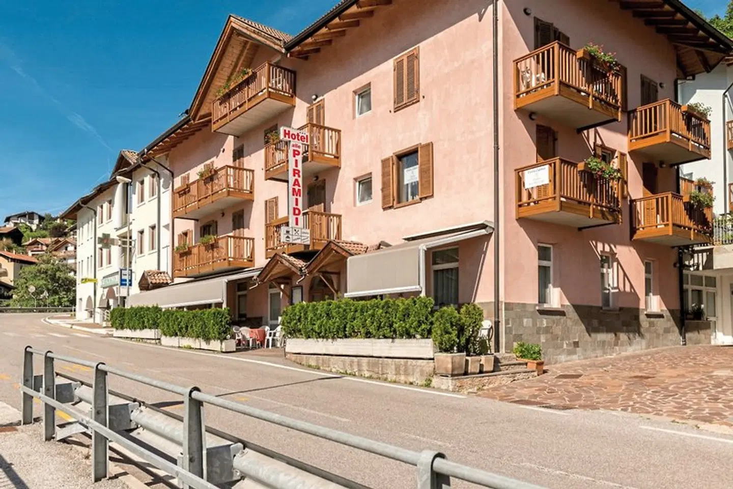 Alle Piramidi EXTERIOR