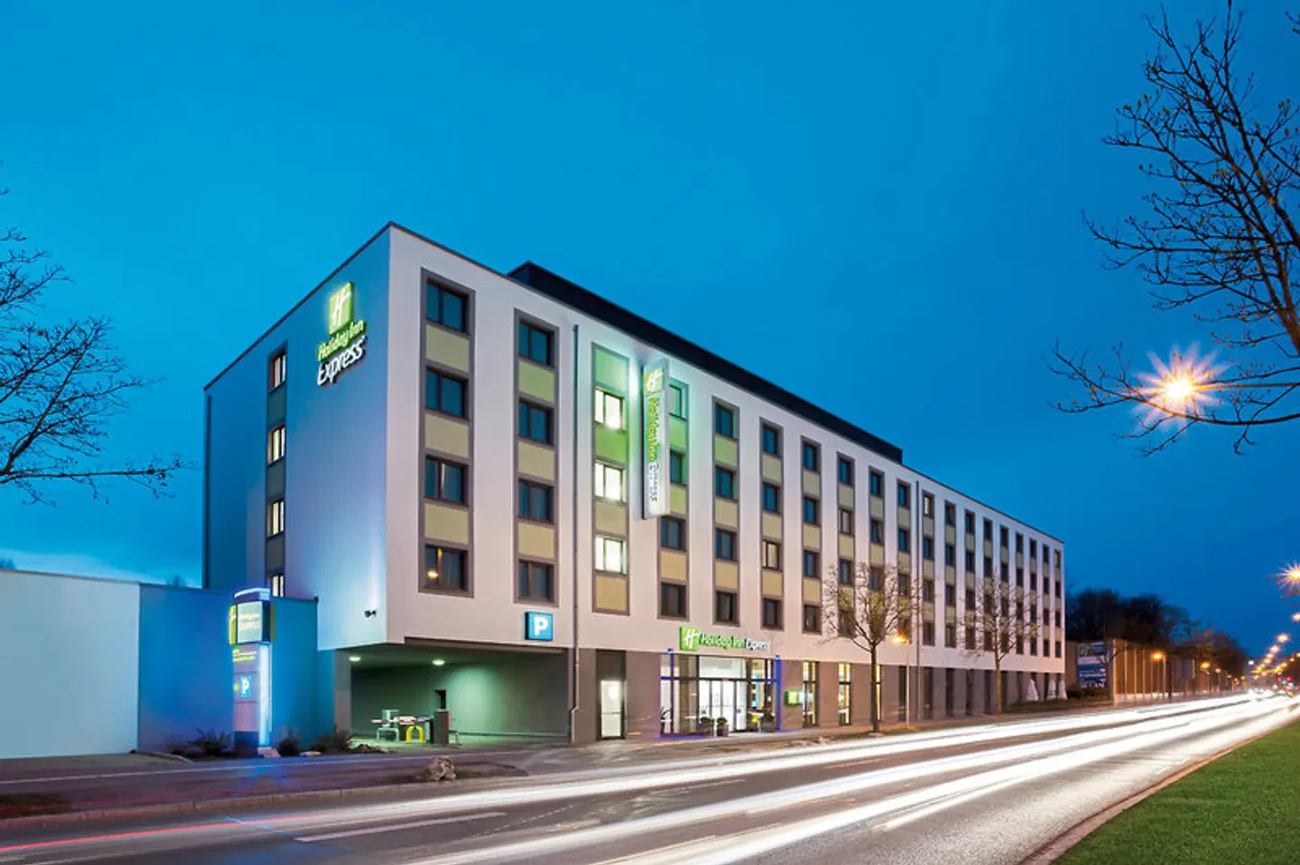 Holiday Inn Express Augsburg EXTERIOR