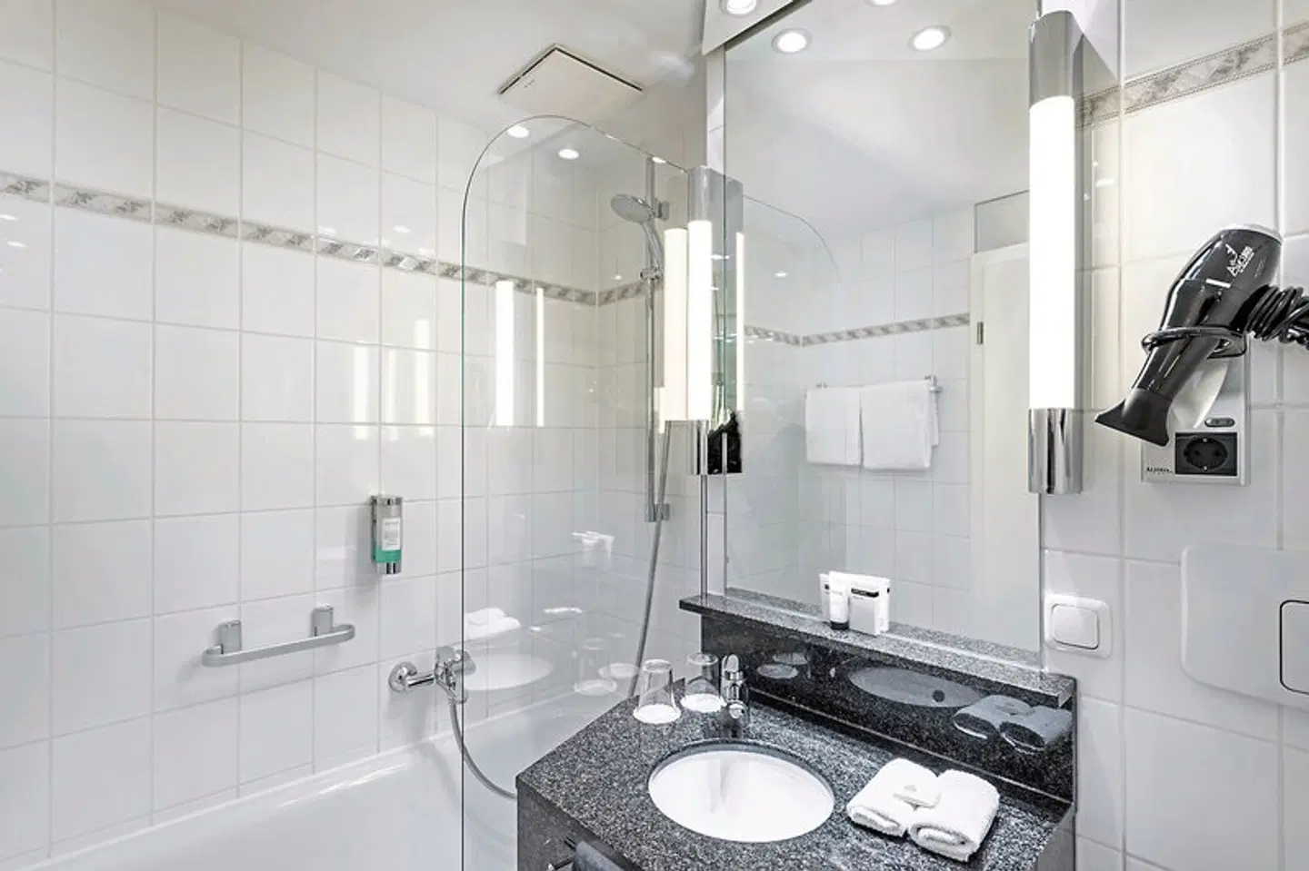 ambassador hotel & spa Badezimmer