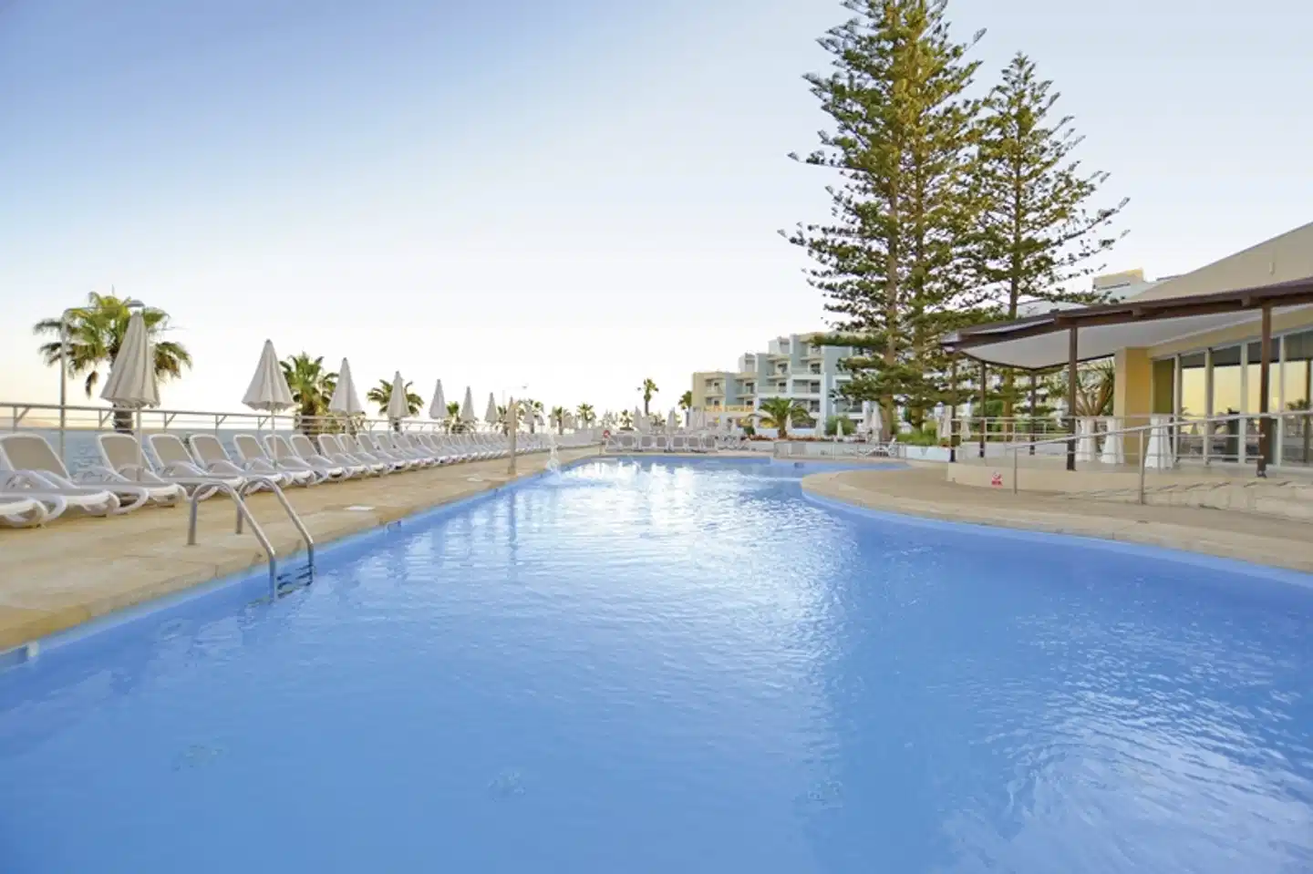 DoubleTree by Hilton Malta POOL