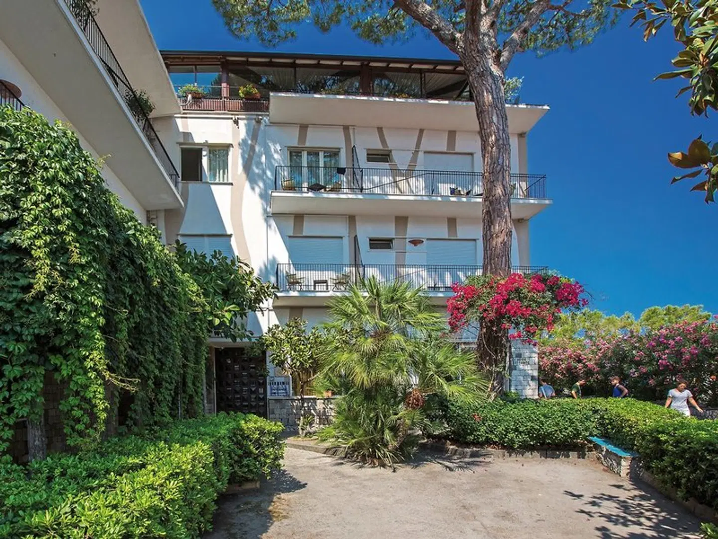 Le Axidie EXTERIOR