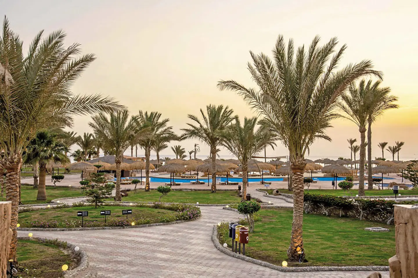 Three Corners Sea Beach Resort Garten