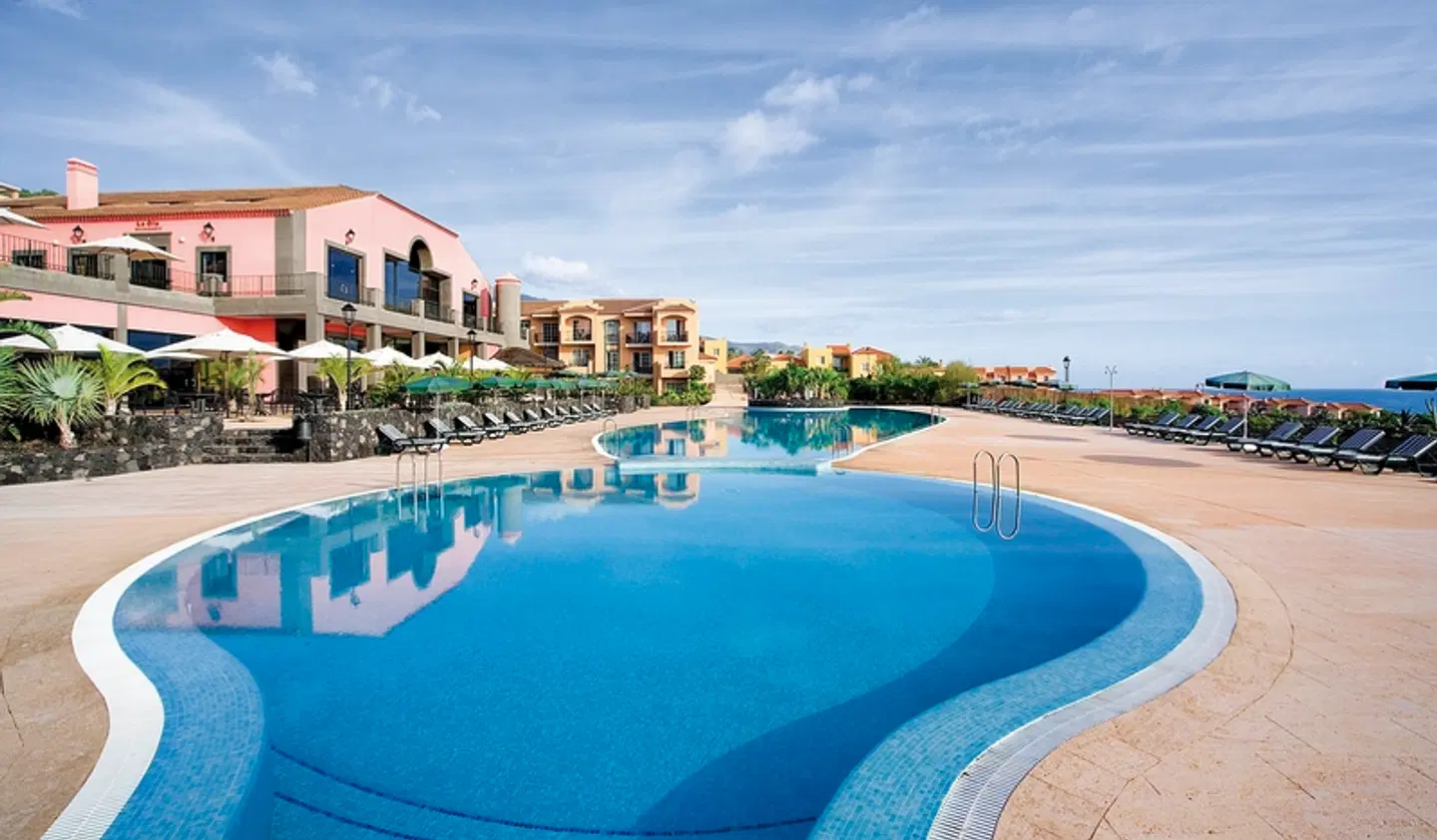 Las Olas OUTDOOR_POOL