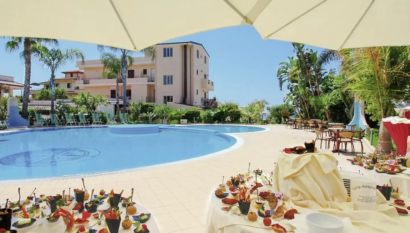 La Bussola OUTDOOR_POOL