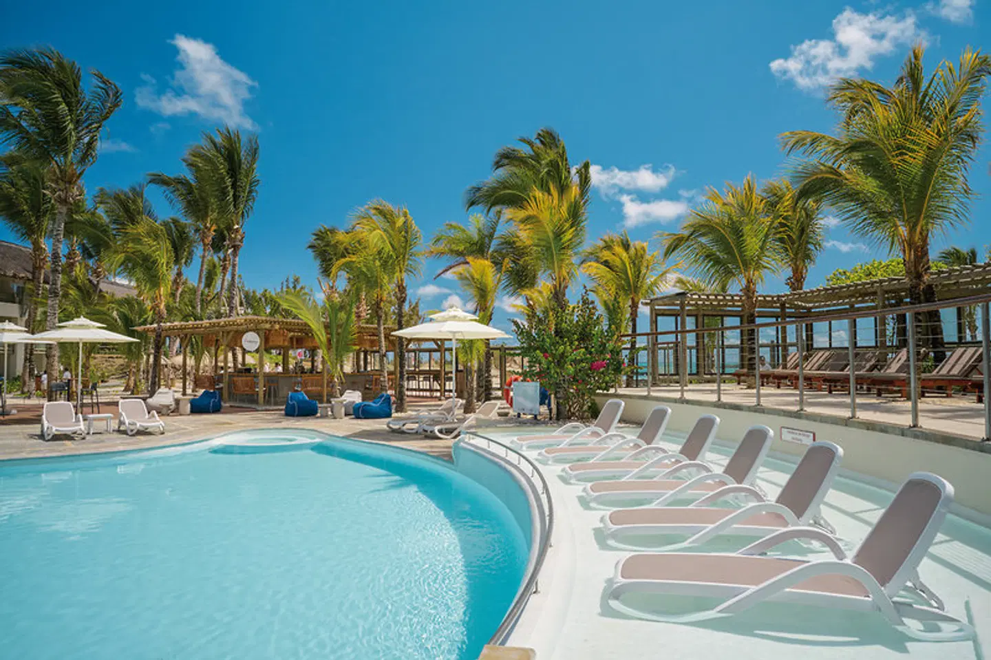 Lagoon Attitude OUTDOOR_POOL