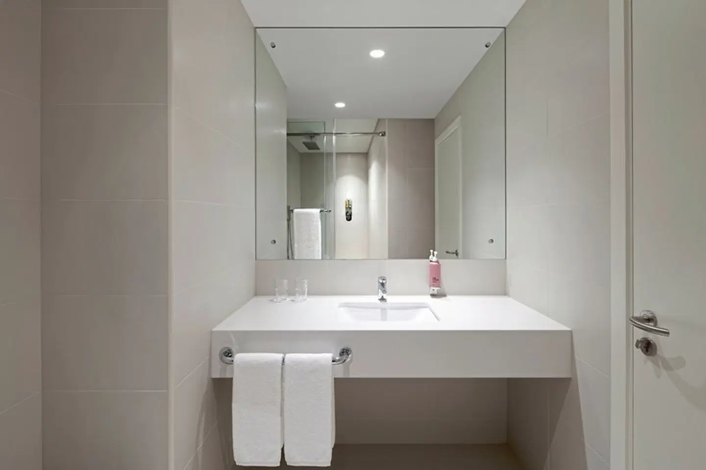 Rove La Mer Beach, Jumeirah BATHROOM