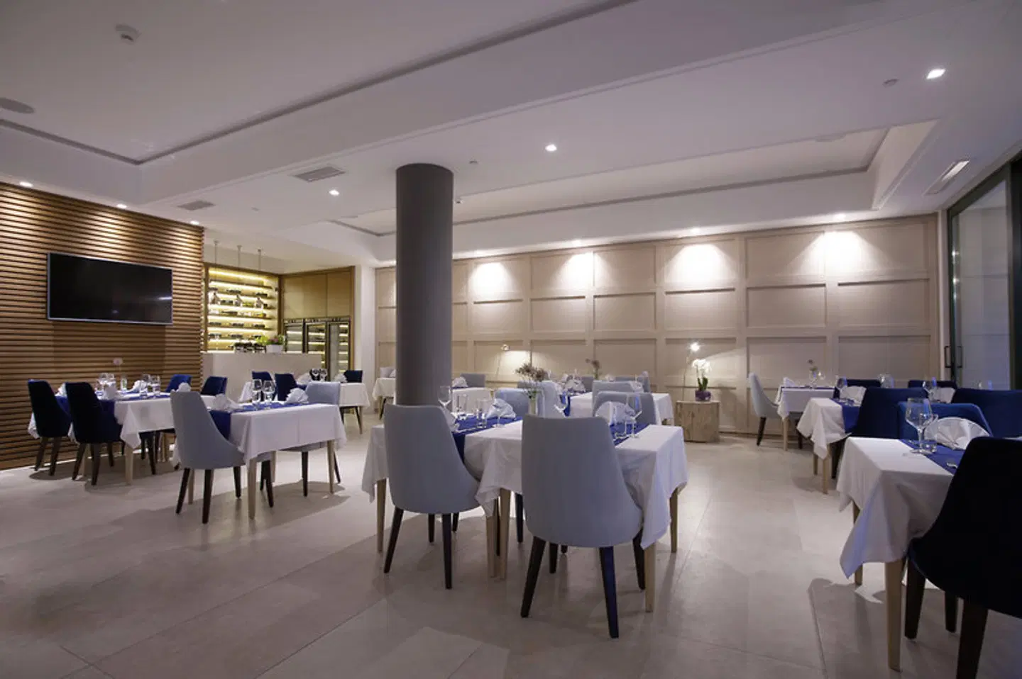 Riva RESTAURANT