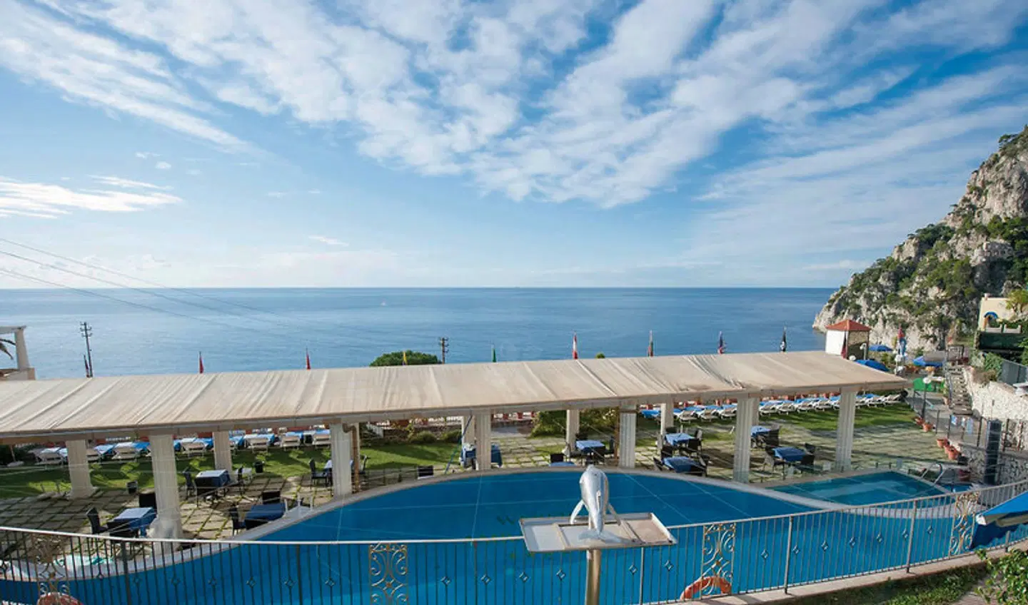 Weber Ambassador OUTDOOR_POOL