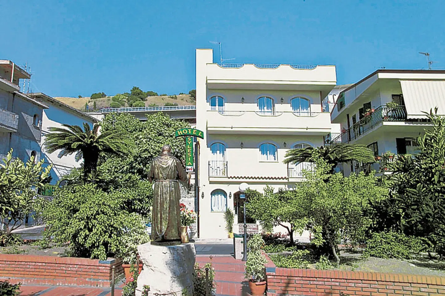 Sylesia EXTERIOR