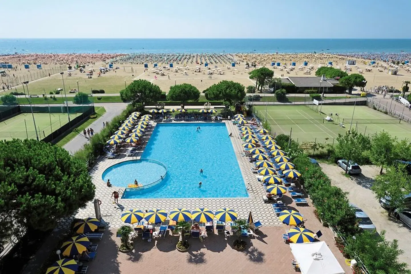 Bellevue OUTDOOR_POOL