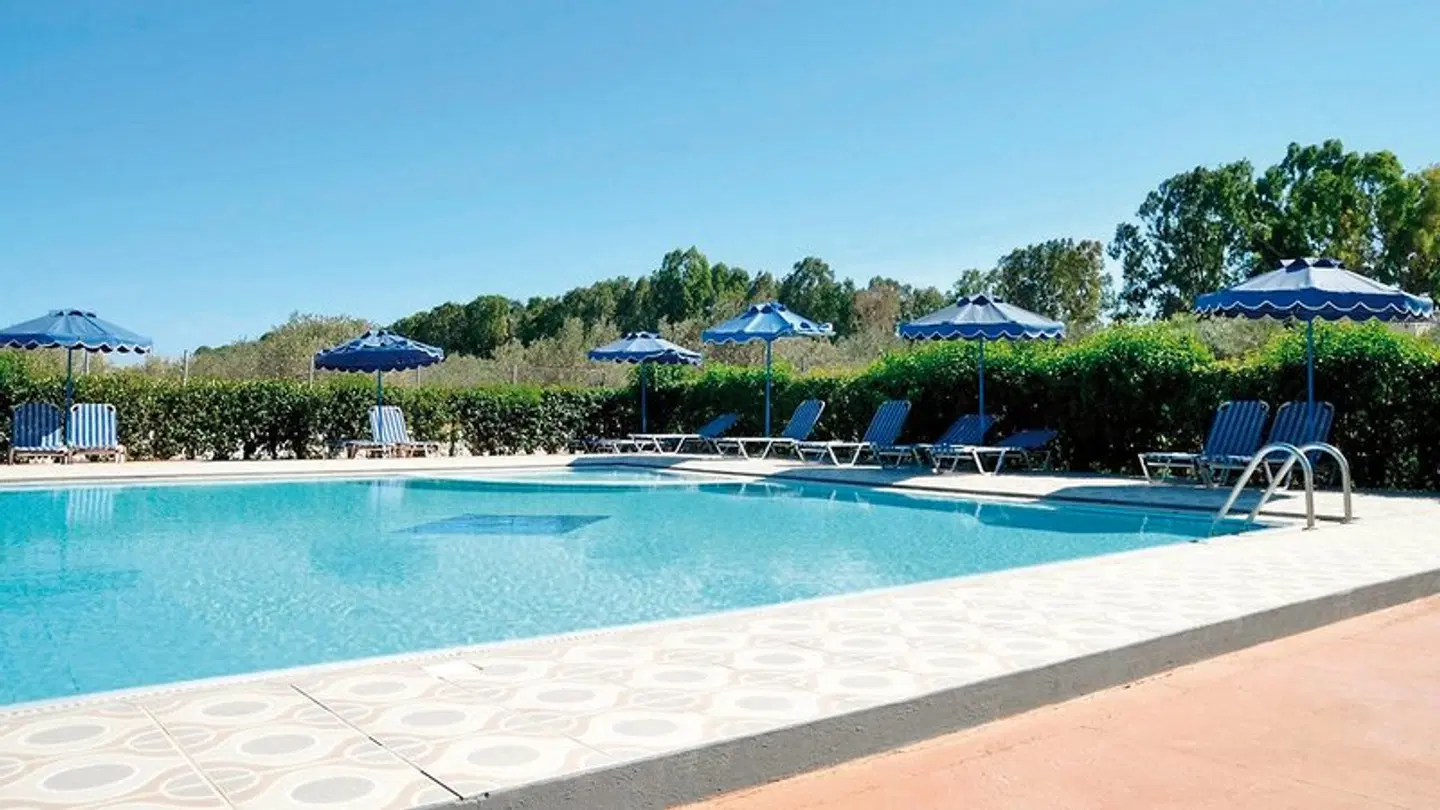Tina Flora OUTDOOR_POOL