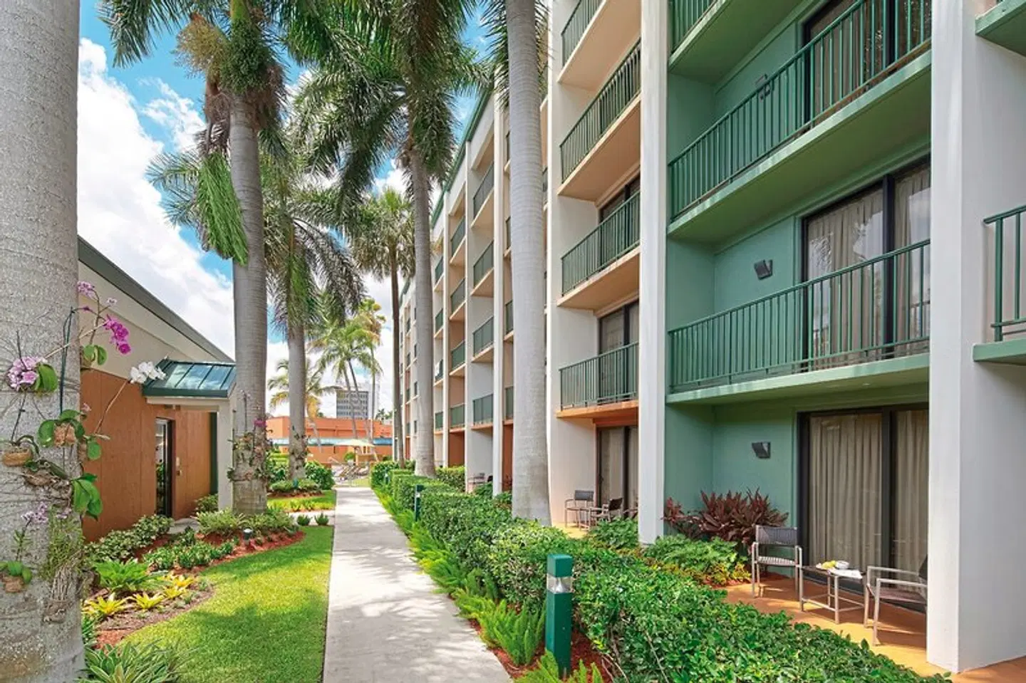 Courtyard Fort Lauderdale East EXTERIOR