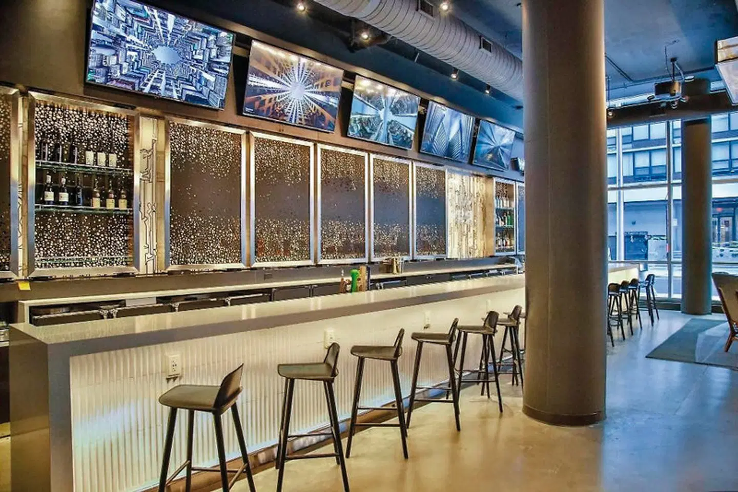 Aloft Chicago Mag Mile Bar