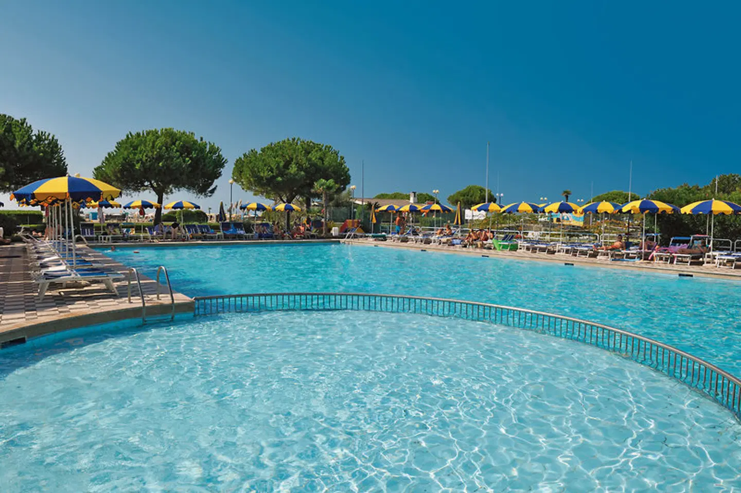 Bellevue OUTDOOR_POOL