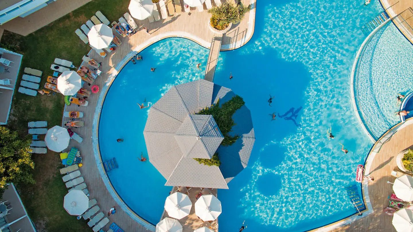 Lydia Maris OUTDOOR_POOL