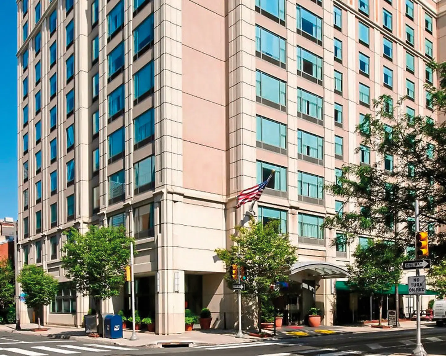 Hampton Inn Center City Philadelphia EXTERIOR